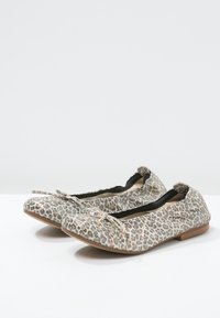 Baleriny w panterkę z miękkiego materiału na zewnątrz, elastycznym kostką i ozdobną kokardką na palcach, z płaską gumową podeszwą.