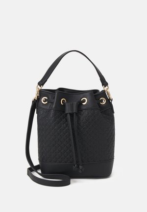 Zwarte leren bucketbag met gegraveerd patroon, gouden oogjes, trekkoordsluiting, bovenhandgreep en afneembare schouderriem op witte achtergrond.