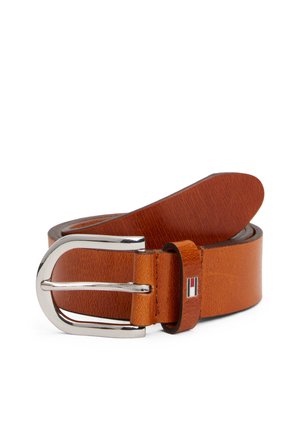 Opgerolde bruine leren riem met gepolijste zilveren rechthoekige gesp en klein rechthoekig rood-wit-blauw vlaglogo op de riemlus.