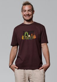 Bordeauxrotes Baumwoll-T-Shirt mit dem Text "HAPPY CAMPER", grafischen Symbolen von Campingausrüstung und einem entspannten Schnitt mit kurzen Ärmeln.