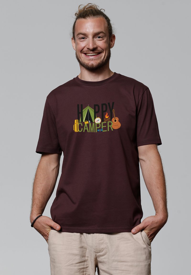 Bordeauxrotes Baumwoll-T-Shirt mit dem Text "HAPPY CAMPER", grafischen Symbolen von Campingausrüstung und einem entspannten Schnitt mit kurzen Ärmeln.