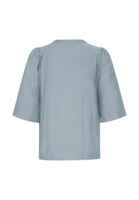 Helles, blaues Blusenshirt mit kurzen, weiten Ärmeln. Der Stoff hat eine glatte, weiche Textur mit subtiler Schimmer. Verfügt über ein einfaches, lockeres Design.