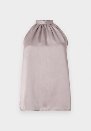 Haut sans manches à col halter en satin léger mauve avec des détails froncés au niveau du décolleté et une texture lisse et légèrement réfléchissante.