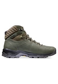 Botte de randonnée en suède vert olive avec semelle en caoutchouc, col texturé et système de laçage ; présente des perforations sur le côté pour une meilleure respirabilité.