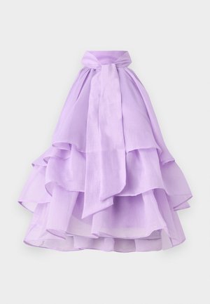 Levendula színű, réteges szoknya, könnyű anyagból, több fodorral és megkötős derékrésszel az állítható illeszkedés érdekében.