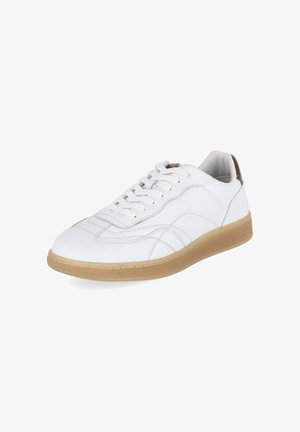 Zapatilla blanca de corte bajo con cordones blancos, lengüeta marrón en el talón y suela de goma marrón claro, mostrada en un ángulo ligero sobre un fondo blanco.