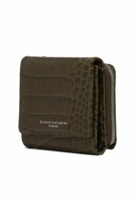 Portefeuille en cuir vert foncé à motif crocodile avec fermeture à rabat et section zippée. Il présente le logo de la marque sur le devant. Design compact.