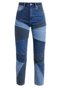 Džíny s vysokým pasem a úzkým střihem s patchworkovým designem v několika odstínech modrého denimu, s knoflíkovým a zipovým zapínáním.