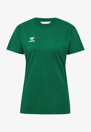 Grünes Baumwoll-T-Shirt mit Rundhalsausschnitt und kurzen Ärmeln. Verfügt über ein weißes Logo auf der linken Brust. Glatte Textur, einfaches Design.