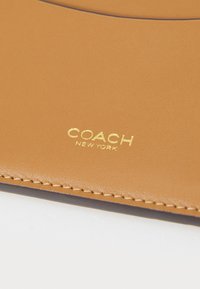 COACH NEW YORK ZIP CARD CASE - Portemonnee - honey brown