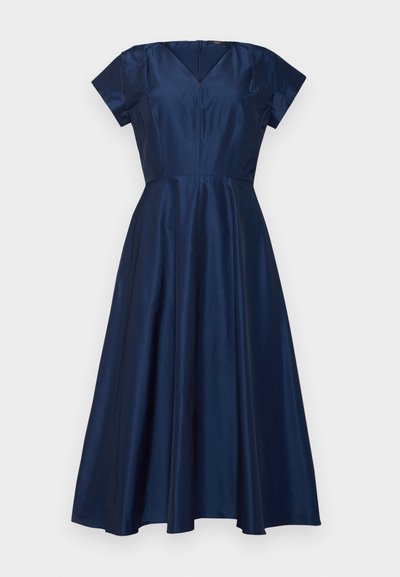 Robe bleu marine en satin avec un buste ajusté, décolleté en V et manches courtes, s'évasant en jupe évasée avec une longueur au genou.