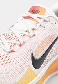 Nike Performance VOMERO 18 - Chaussures de running sur route - white/black/bright crimson/laser orange/light crimson