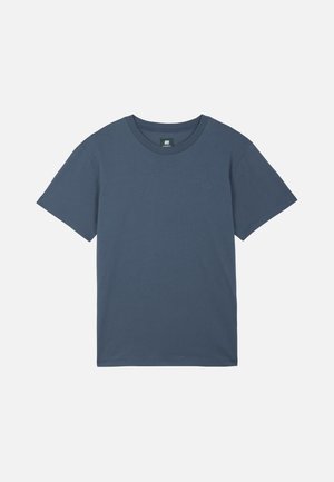 T-shirt blu tinta unita a maniche corte con scollo rotondo e piccolo logo ricamato sul petto sinistro su sfondo semplice.