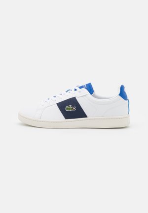 Białe sneakersy z niebieskimi akcentami, z granatowymi bocznymi panelami i haftowanym zielonym logo. Wykonane ze skóry, z teksturowaną gumową podeszwą.
