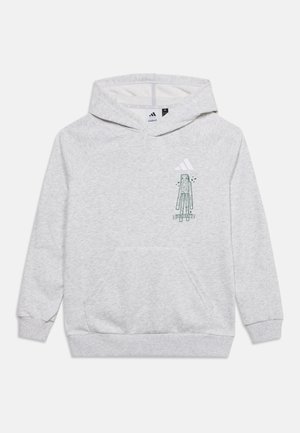 Jasnoszara bluza z kapturem i kieszenią z przodu, logo Adidas i zielony pixelowy wzór postaci w stylu Minecraft na piersi.
