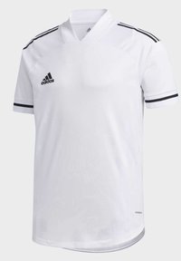Hvid Adidas fodboldtrøje med V-hals, sorte tre-stribede detaljer på skuldre og ærmer, lavet af åndbart, struktureret stof.