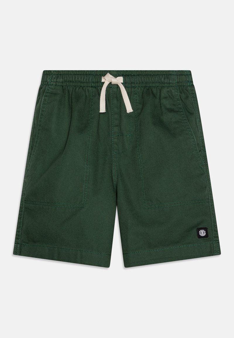 Shorts vert foncé avec taille élastique, cordon blanc, poches plaquées à l'avant et petite étiquette logo noire sur la jambe gauche.