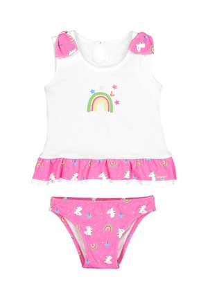 Top blanco sin mangas con estampado de arcoíris y estrellas, volante rosa y pantalones cortos a juego con patrón de unicornios y arcoíris.