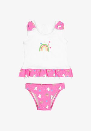 Top blanco sin mangas con estampado de arcoíris y estrellas, volante rosa y pantalones cortos a juego con patrón de unicornios y arcoíris.