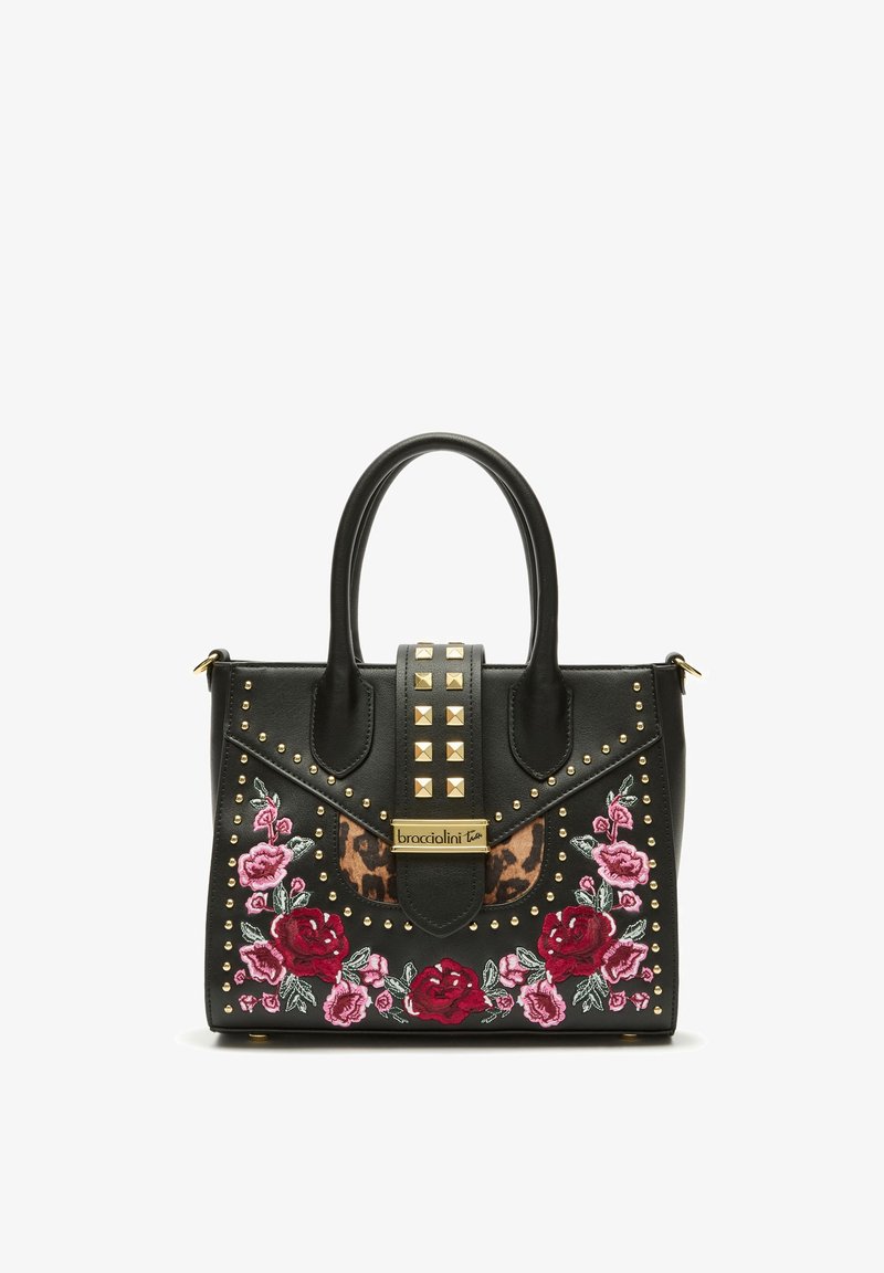 Borsa a mano in pelle nera con ricami floreali, dettagli in stampa leopardata, tracolla borchiata e doppi manici. Presenta una placca con logo dorato.
