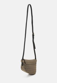 Brun flettet skuldertaske med sorte detaljer, en struktureret form, en lang justerbar rem og en guldringdetalje på siden.