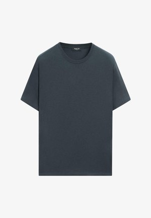 Tmavě šedé tričko s krátkým rukávem z bavlny. Má kulatý výstřih a volný střih, s hladkou texturou bez viditelných vzorů či zdobení.