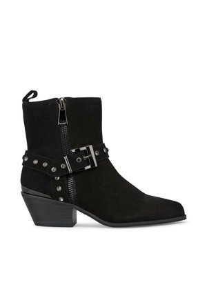 Stivaletti neri in suede con zip laterale, cinturino con fibbia e dettagli borchiati; dotati di tacco spesso e punta affusolata.