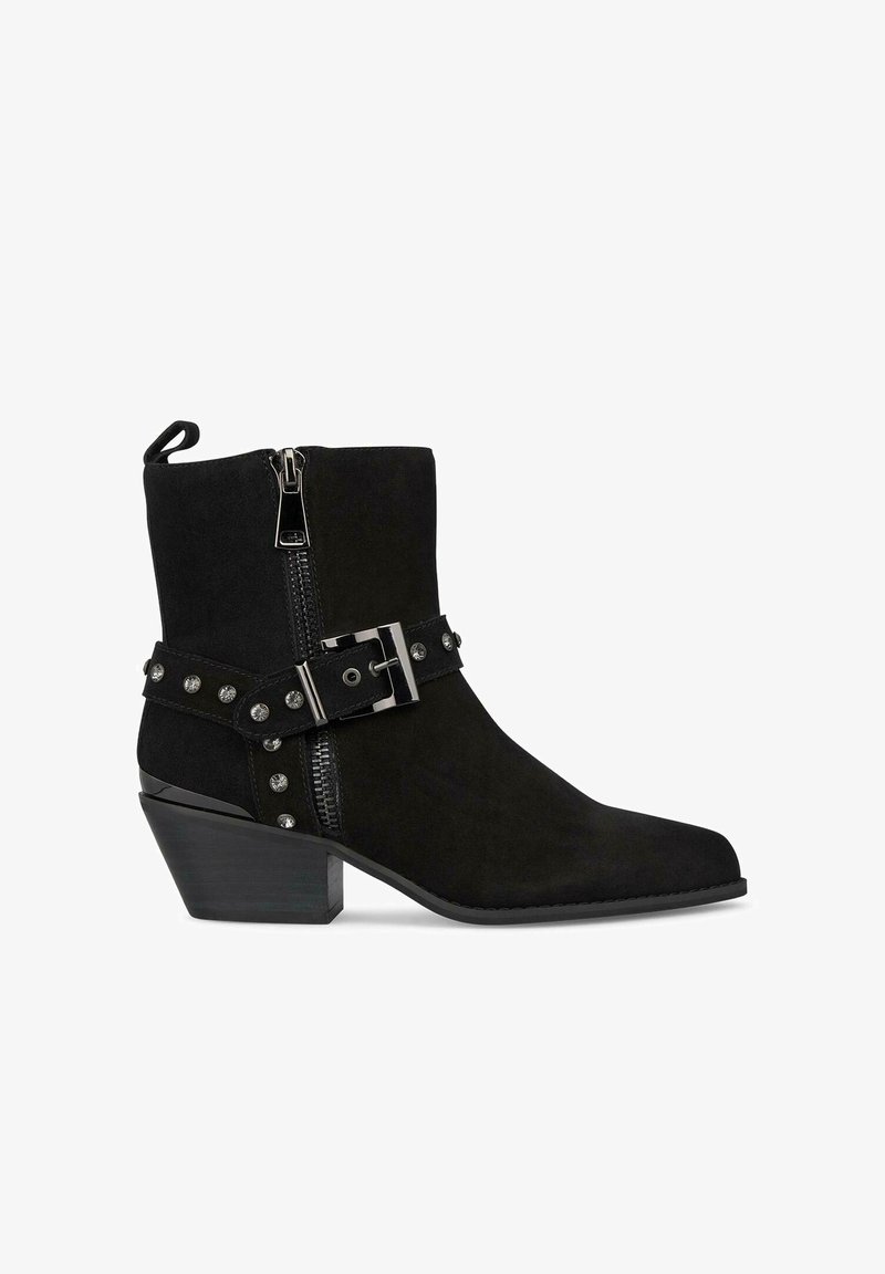 Czarne zamszowe botki za kostkę z bocznym zamkiem błyskawicznym, paskiem z klamrą i ozdobami w postaci ćwieków; charakteryzujące się grubym obcasem i spiczastym noskiem.