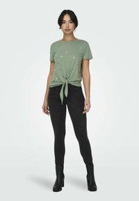 ONLY GESCHNITTEN RUNDHALS  - Printtipaita - hedge green