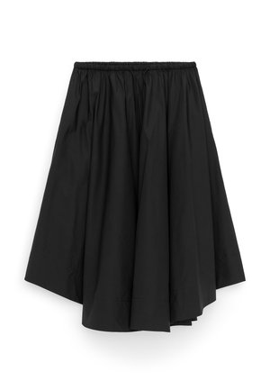 Schwarzer knielanger Rock mit elastischem Bund und gerafftem Stoff, der einen ausgestellten, asymmetrischen Saum erzeugt.
