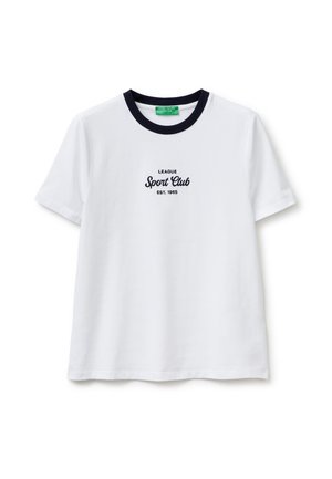 Camiseta blanca de manga corta con cuello redondo negro y texto negro "League Sport Club est. 1965" centrado en el pecho.