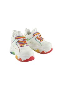 Des baskets blanches épaisses avec des lacets au motif arc-en-ciel, une semelle texturée affichant des dégradés de couleur et un branding minimal sur les côtés.