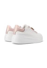Sneaker bianche con suola piattaforma, dotate di dettagli in rosè metallico sul tallone e lacci rosa chiaro. Texture in pelle liscia.
