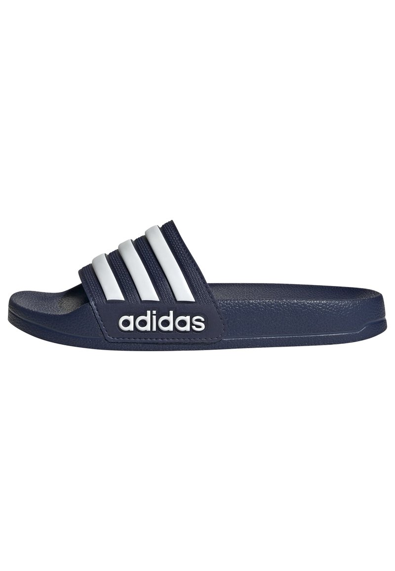 Granatowe klapki z trzema białymi paskami na ramiączku i logo "adidas" w kolorze białym. Wykonane z teksturowanego materiału gumowego.