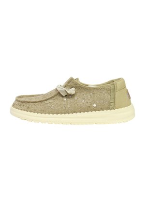 Scarpa casual marrone chiaro slip-on con tessuto strutturato, paillettes decorative, lacci annodati sulla parte superiore e suola bianca.