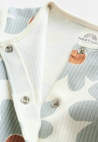 Body din material ușor, cu textură ribbată, având un model floral în nuanțe de albastru și portocaliu. Dispune de capse pe decolteu pentru o îmbrăcare ușoară.