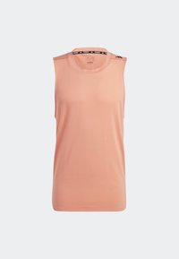 Débardeur d'entraînement Adidas rose clair sans manches avec col rond et petit logo noir Adidas sur l'épaule gauche.