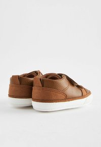 Sneakers in pelle marrone con accento in suede, dotati di suola in gomma bianca e chiusura con Velcro. Forma arrotondata con dettagli superficiali testurizzati.