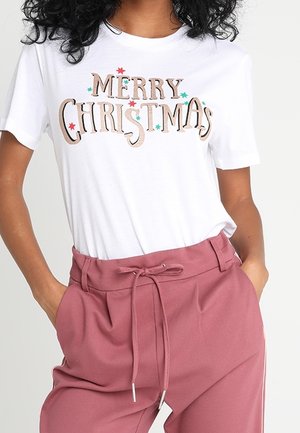 Hvid bomulds T-shirt med "GLÆDELIG JUL" grafik i brunt, akkompagneret af røde og grønne stjerner. Sættes sammen med lyserøde snorebukser.
