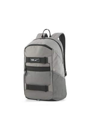 Sac à dos gris Puma avec plusieurs compartiments zippés, bretelles noires et poche latérale en filet, présenté sur fond blanc.