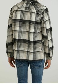 Ruudullinen flanellipaita, jossa on musta-valkoinen ruutupainatus, pitkät hihat ja nappikaulus. Pehmeä kangas, suora helma.