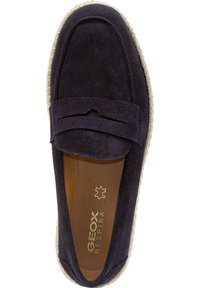 Mocassino in pelle scamosciata blu navy con suola in juta intrecciata, fascetta penny e soletta marrone marchiata "GEOX Respira" con simbolo in pelle.