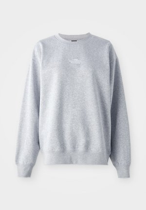 Siva dukserica s dugim rukavima, okruglim izrezom, rebrastim manžetama i donjim rubom. Ima mali bijeli logo na prsima. Materijal od mješavine pamuka.