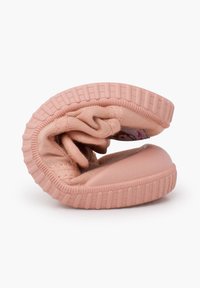 Švelnūs rožiniai batai su lanksčia, suapvalinta forma. Yra tekstūruotas padas ir audinio viršus, sukurti patogumui ir lengvam judėjimui.