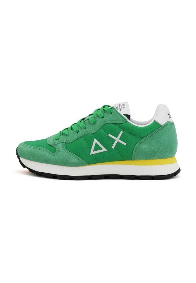 Sneaker verdi con tomaia in suede e tessuto, dettagli bianchi, suola intermedia gialla e logo geometrico di lato. Suola in gomma nera per aderenza.