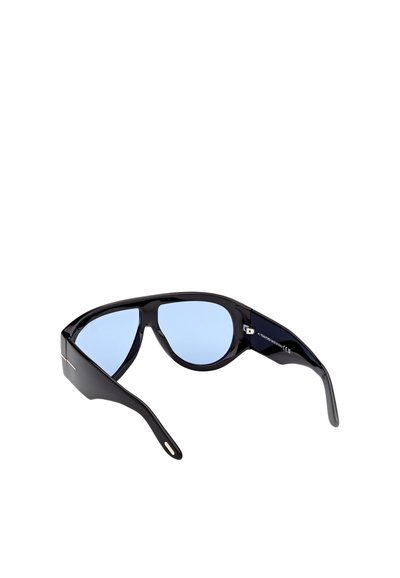 Mustat aurinkolasit sinisillä linsseillä. Paksu muovikehys, soikea muoto, hopeinen yksityiskohta sivussa. Sujuva pinta, moderni muotoilu.