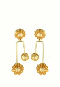 Guldtonade hängande örhängen med en böjd design och texturerade, blombladsliknande element. Örhängena består av tre lager av blomformer.