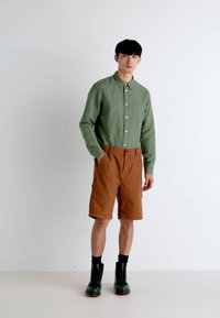 Lee CARPENTER  - Shorts - acorn
