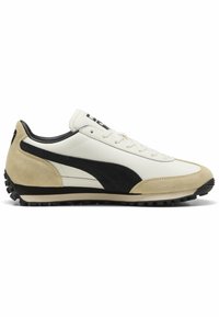 Witte leren sneakers met zwarte suède accenten, beige details en een zwarte rubberen zool. Beschikt over een vetersluiting en een logo op de tong.