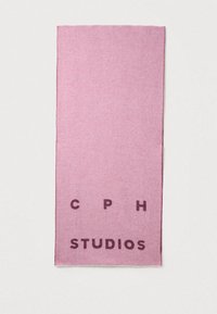 Rózsaszín sál sötétbarna "CPH STUDIOS" felirattal, puha, texturált anyagból, téglalap alakú, minimalista dizájn.